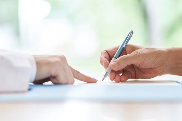 契約書にサインする人