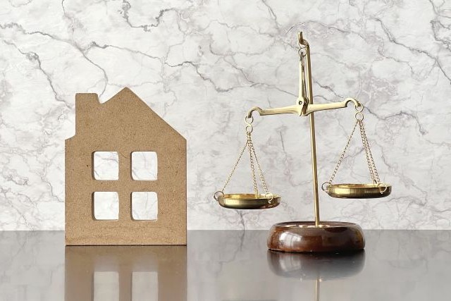 一括借り上げのメリットとデメリットを比べるイメージ