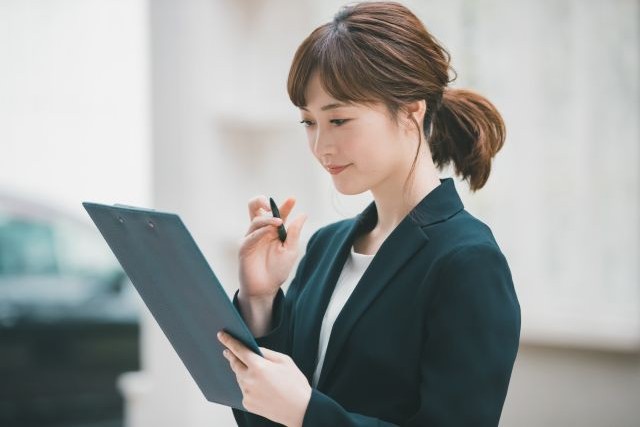 査定をする不動産会社の担当者