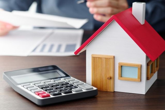 電卓と住宅模型