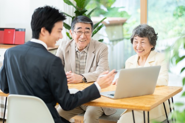不動産売却について相談する夫婦