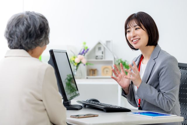 不動産会社の担当者