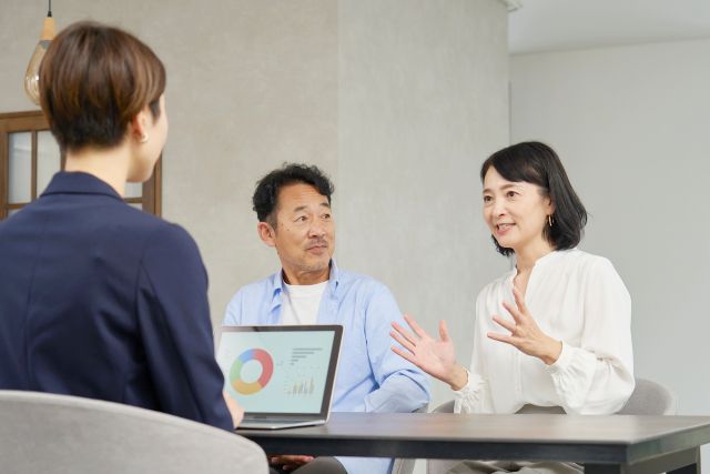税金の相談をする夫婦