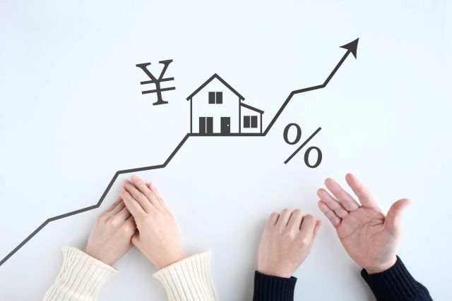 住宅ローンの金利について検討する様子