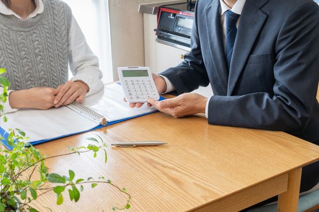 信頼できる不動産会社に任せる様子