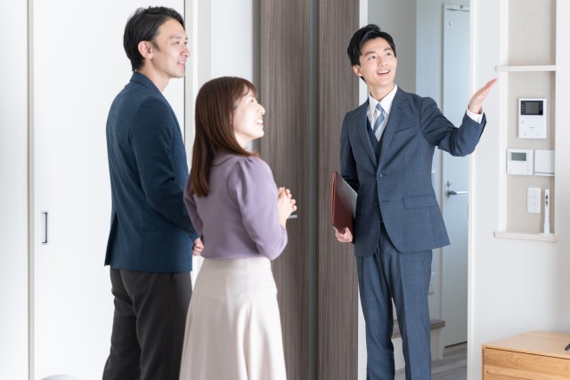 家の内覧をする人