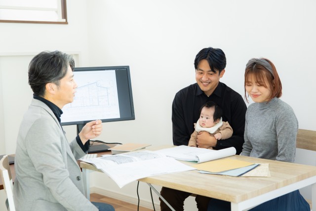 不動産会社に相談する家族