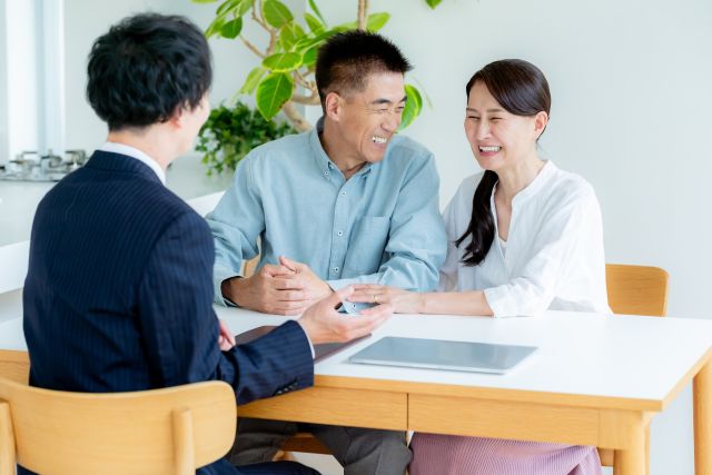 マンションを貸すメリットを聞く夫婦