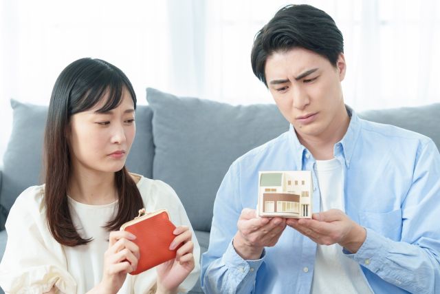 マンションを貸す注意点を考える様子