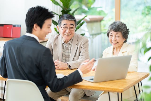 土地の相続と売却について相談する夫婦