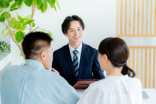 仲介会社に相談する夫婦