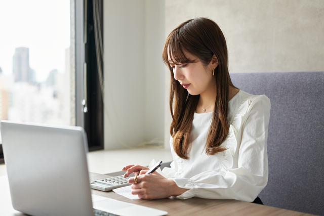 確定申告を行う女性