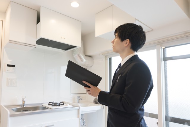ワンルームマンションを訪問査定する人