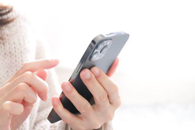 スマホで匿名査定を申し込む人