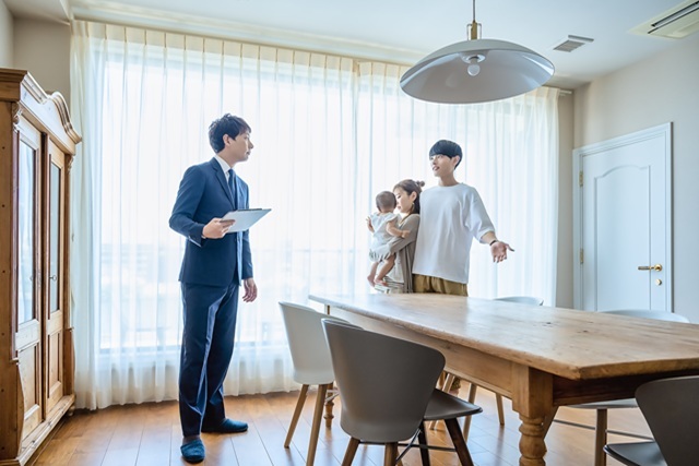 売却先行で家を売ろうとしている家族