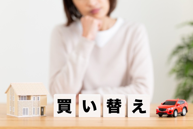 マンションの買い替えについて悩む女性