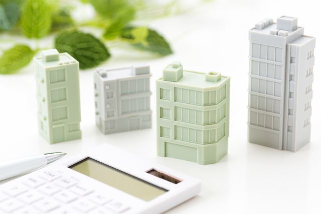 マンションの模型と電卓
