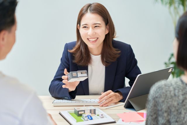 不動産についての相談をする人たち