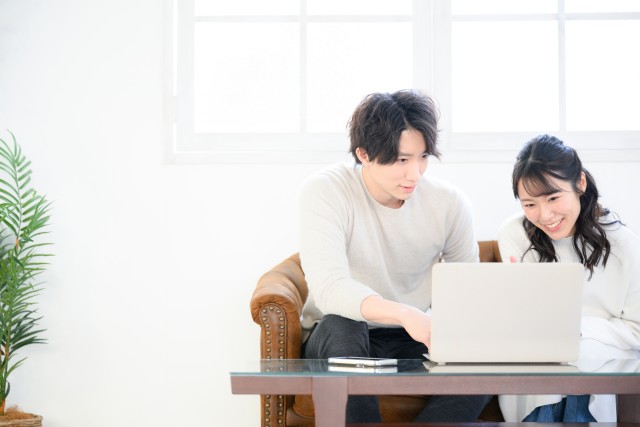 登録不要のマンション査定で査定額を調べている夫婦