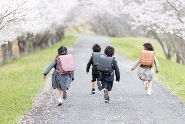 進学する子どもたち