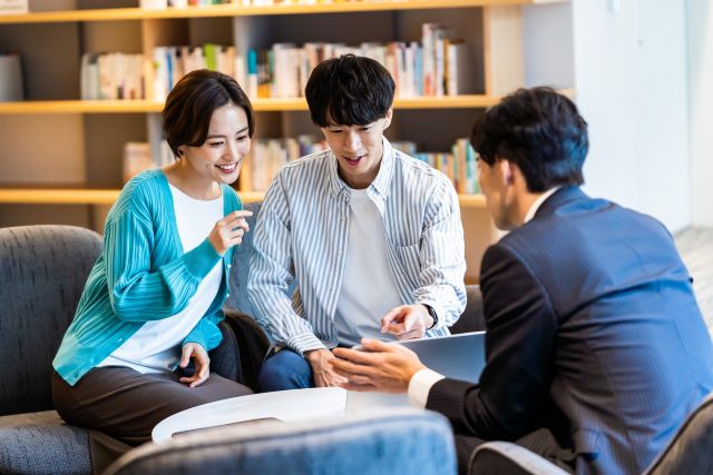 専任媒介契約について相談する夫婦