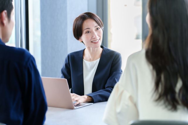媒介契約について相談を受ける不動産会社の担当者