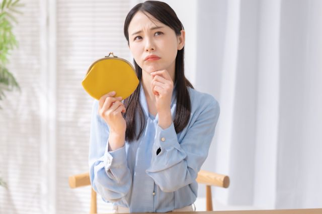 住宅ローンについて悩む女性