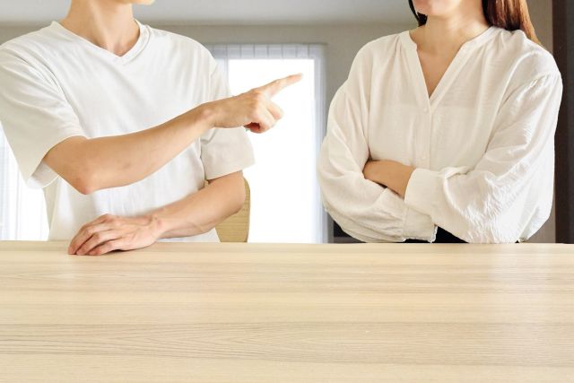 離婚後の家について話し合っている夫婦
