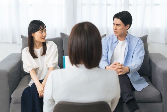離婚後の家の売却を不動産会社に相談する夫婦