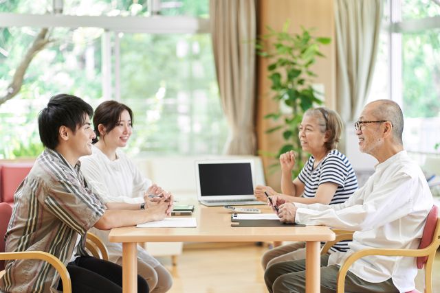 リースバックの相談をする老夫婦と若夫婦