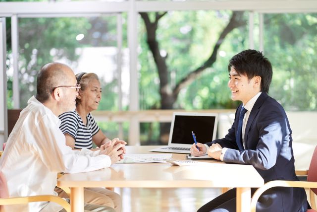 不動産会社の担当者とマンション売却の相談をする人