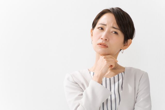 旗竿地に不安を感じる買い手の女性