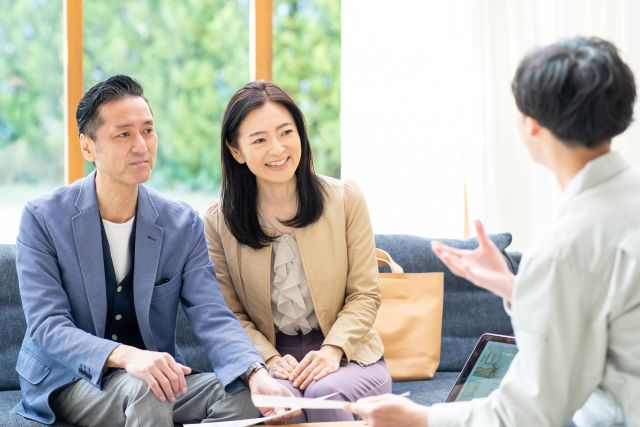 一般媒介契約を結び販売戦略の説明を受ける夫婦
