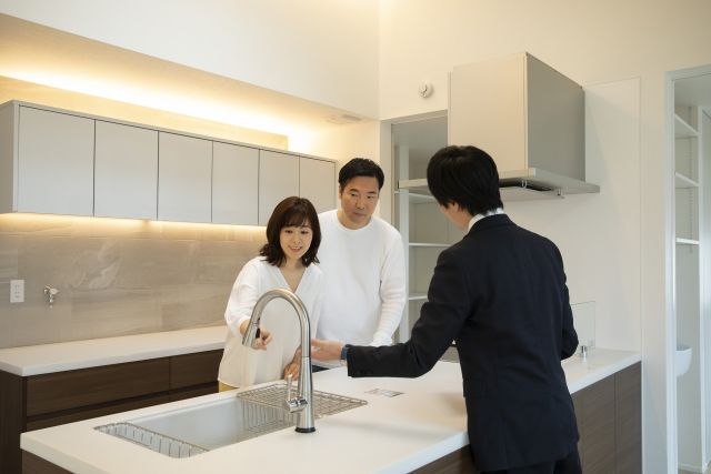 リフォーム後のキッチンを内覧する夫婦