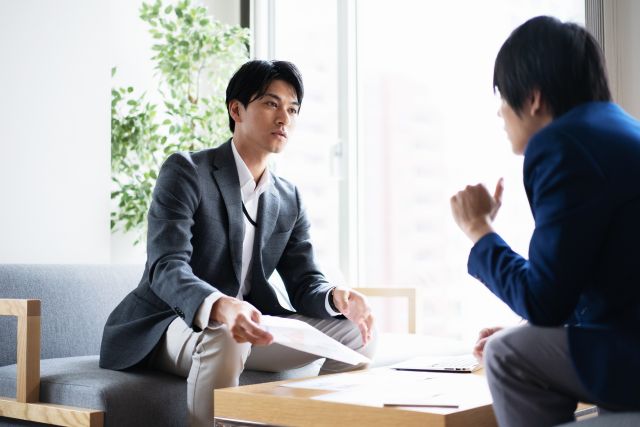 売却する物件について聞く営業担当者