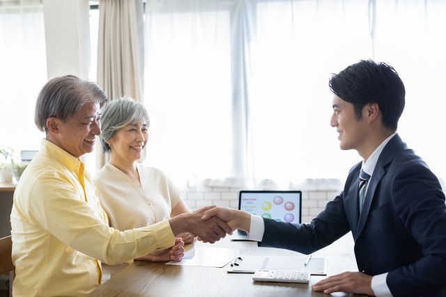 握手を交わす売主と不動産会社の担当者