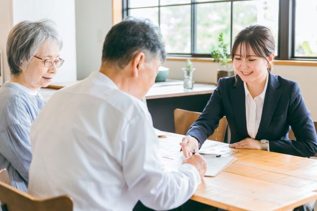 家の名義変更について説明を聞く人