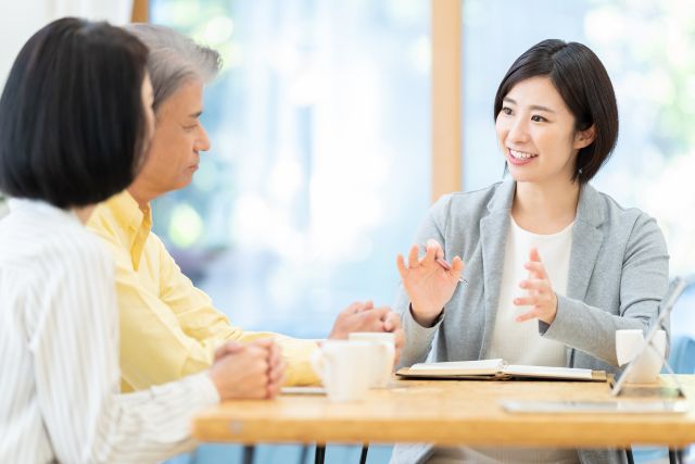財産分与について相談している夫婦