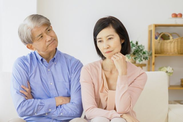 老後に家を売却するか悩む夫婦
