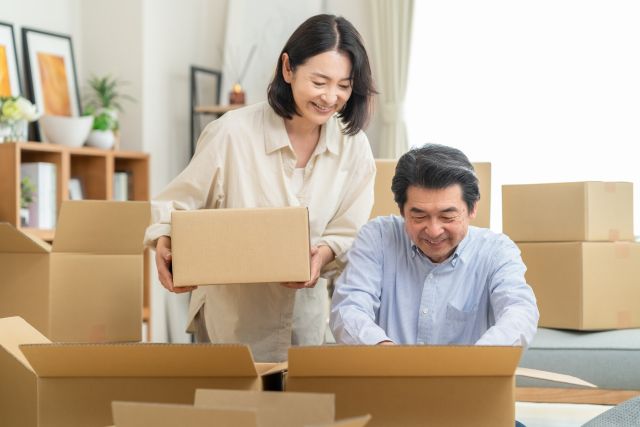 引越しをする高齢者