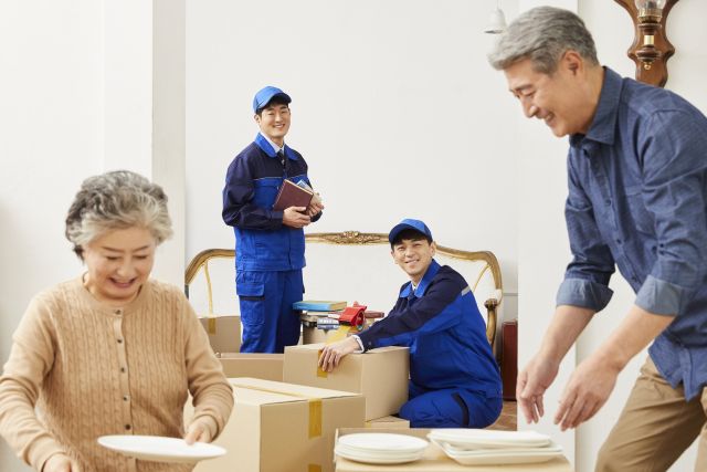 不用品の査定・回収をしてもらっているシニア夫婦