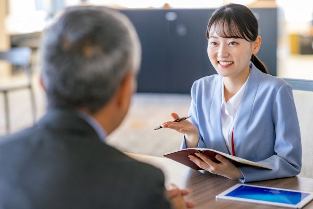 笑顔で対応する不動産会社の担当者