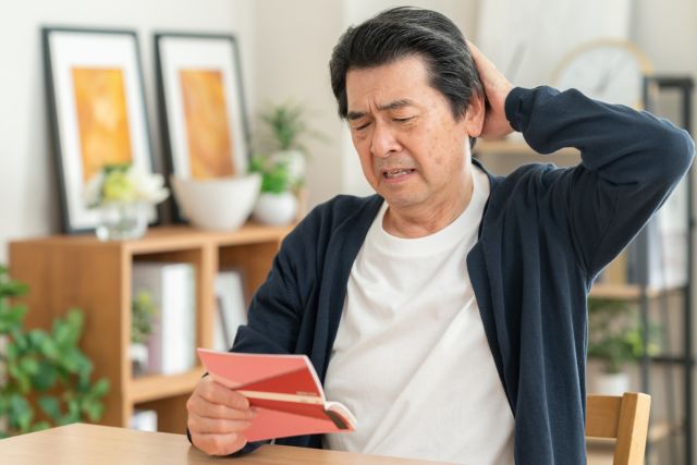 マンション経営での家賃収入を確認する人