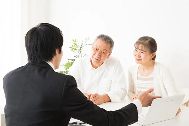 媒介契約について説明を受ける夫婦