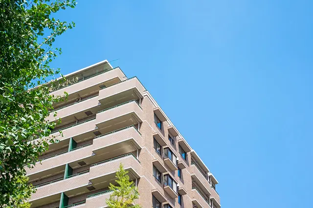 快晴の空とマンション