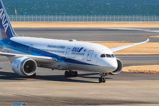 羽田空港に着陸する旅客機