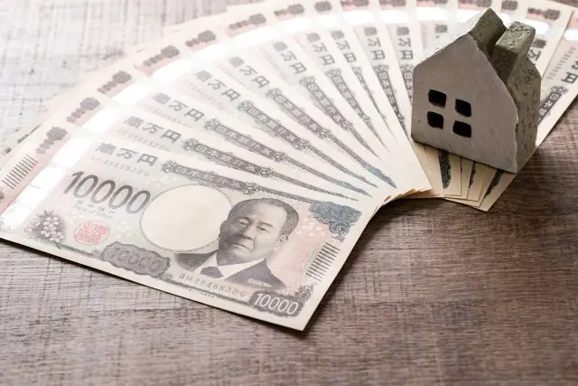 お札と不動産の模型
