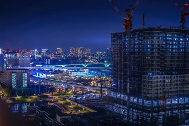 建設中の億ションと夜景